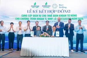 PVEP-HCMC Director Vu Viet Hung and PV Drilling Vice President Nguyen Dinh Duong are executing the contract signing ceremony under the witness of leaders from all involved parties