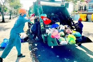 Workers from the Ba Ria Urban Environmental Services JSC are collecting garbage (Photo: SGGP)