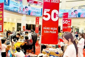 Customers are actively hunting for discounted goods at AEON Tan Phu Celadon on August 31 (Photo: SGGP)