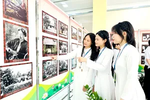 Students of Nguyen Tat Thanh High School in Binh Phu Ward are carefully examining documentary photos depicting late President Ho Chi Minh’s life at the Ho Chi Minh Cultural Space (Photo: SGGP)