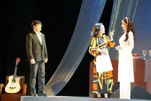 The performance “Ao xua du nhau” by the Moon Stage at Saigon Opera House attracted a large number of audience on August 29 and 30 (Photo: SGGP)