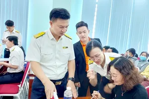 A tax official is instructing a business household on registering to transition to the declaration tax method (Photo: SGGP/Mai Hoa)