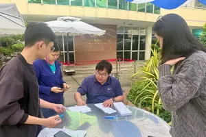 VEPH staff in HCMC is guiding parents in buying textbooks on September 10 morning