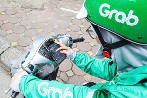 Numerous Grab drivers complain about facing deductions hitting 40 percent of their revenue (Photo: SGGP/Tien Cuong)