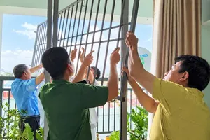 Police officers in An Nhon Ward are inspecting and mobilizing residents to dismantle dangerous “tiger cages” at CC1 Felix Homes apartment complex (Photo: SGGP/Nguyen Tan)