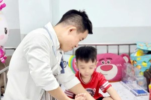Du Tuan Quy, MD, Head of the Infectious Diseases and Neurology Department at Children’s Hospital 1 in HCMC is diligently examining a pediatric patient battling HFMD (Photo: SGGP/Giao Linh)