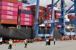 Cargo handling at Tan Cang – Cai Mep International Terminal (TCIT) in HCMC (Photo: SGGP/Hoang Hung)