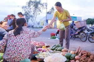 Citizens are conducting cash transactions at a sidewalk stall, representing a fragment of the economic activities that desperately need to be identified (Photo: SGGP/Quang Phuc)