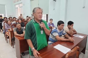 Displaced fishing households are exchanging viewpoints during a pivotal meeting with Long Son Commune authorities (Photo: SGGP/Khanh Chi)