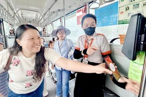 HCMC dwellers are using the VNeID app to scan QR codes for complimentary bus rides in HCMC (Photo: SGGP/Hoang Hung)