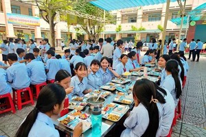 Students at Ho Van Long Junior High School in Binh Tan Ward during their lunch break