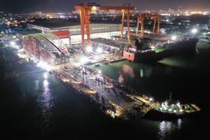 Engineers successfully load colossal “nipa palm leaf” bridge arch onto barge