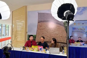 Introducing and promoting products via livestreaming at the Supply-Demand Connection Program between HCMC and various provinces and cities in 2026 (Photo: SGGP/Hoang Hung)