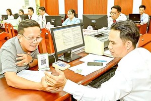 Cadres at the Public Administration Service Center of Tam Binh Ward are actively receiving and systematically processing administrative dossiers for citizens (Photo: SGGP/Viet Dung)
