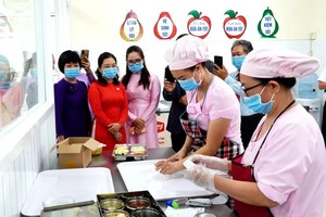 The food sample retention process at Hoa Hong Kindergarten is rigorously supervised (Photo: SGGP)
