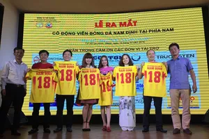 HLV Nguyễn Văn Sĩ và hội CĐV phía nam trong ngày ra mắt. ẢNH: NHẬT ANH