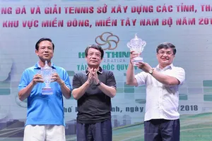 Trao giải vô địch tennis tại hội thao.Ảnh: VIỆT DŨNG 