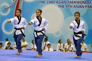 Bộ ba VĐV Nguyễn Thị Lệ Kim, Ngô Thị Thuỳ Dung và Liên Thị Tuyết Mai đã thi đấu xuất sắc mang về tấm HCV đầu tiên chc chủ nhà Việt Nam. Ảnh: Dũng Phương