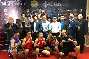 Các võ sĩ chụp ảnh lưu niệm cùng lãnh đạo trong buổi họp báo. Ảnh: Dũng Phương