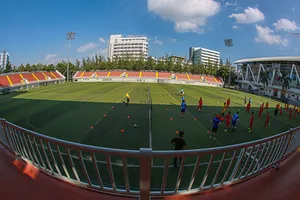 U22 tập tại sân cỏ nhân tạo trường ĐH Tôn Đức Thắng. 