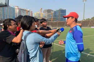 HLV Nguyễn Quốc Tuấn trả lời phỏng vấn truyền thông Indonesia. Ảnh: Dũng Phương