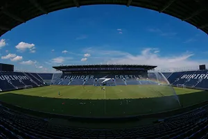  Ngắm “Lâu đài sắm sét - Chang Arena” biểu tượng của người Thái. Ảnh: Dũng Phương