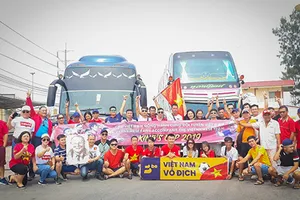Hội CĐV Việt Nam ở trạm dừng chân từ Bangkok di Buriram. Ảnh: Nhật Anh