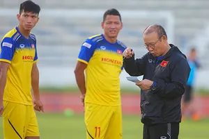 HLV Park Hang Seo căn dặn các trụ cột ở trận gặp Thái Lan. Ảnh: Dũng Phương