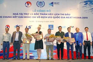 Quang cảnh tặng hoa cho các tài trợ VCK giải U15 quốc gia. Ảnh: Dũng Phương
