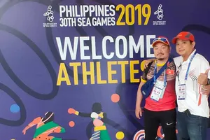 Hai anh em phóng viên Báo Sài Gòn Phóng vừa kích hoạt thẻ tác nghiệp SEA Games 30 xong. Ảnh: Nhật Anh