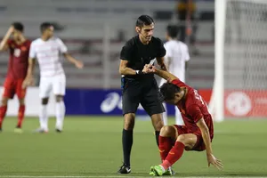 Một pha vào bóng thô bạo của cầu thủ Campuchia buộc Tiến Linh rời sân. Ảnh: Dũng Phương