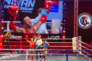 Khoảnh khắc võ sĩ Lê Hoàng Đức đăng quang ngôi vô địch muay Châu Á. Ảnh: Nhật Anh