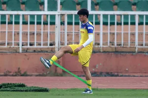 Cầu thủ Tấn Sinh gia nhập nhóm "bệnh binh". Ảnh: Dũng Phương