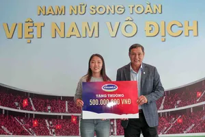  Vinamilk trao thưởng trao thưởng thầy trò Mai Đức Chung với chiếc HCV SEA Games 30. Ảnh: Dũng Phương