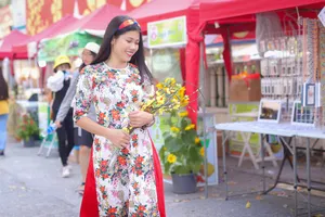  Người đẹp điền kinh Lê Thị Mộng Tuyền thướt tha trong tà áo dài truyền thống du xuân