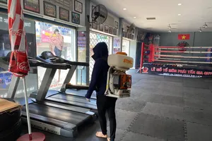 Phun thuốc mùa dịch Covid-19 tại phòng tập No.1 Muay club. Ảnh: Nhật Anh