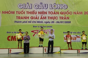 Ban tổ chức trao giải cho lứa tuổi U11. Ảnh: Dũng Phương