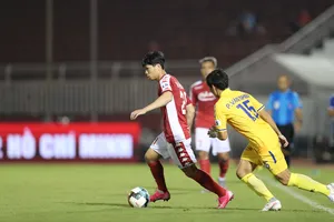 Những pha đảo người của Công Phượng luôn làm Phùng Văn nhiên trở tay không kịp. Ảnh: Dũng Phương