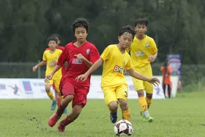 Pha tranh chấp giữa U11 Vũng Tàu - U 11 Đất Đỏ. Ảnh: Dũng Phương