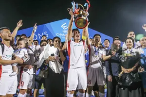 Bùi Tiến Dũng nâng cúp vô địch trên sân Thống Nhất. Ảnh: Dũng Phương