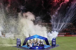 Khoảnh khắc đẹp của đội bóng Viettel khi nâng cúp vô địch mùa bóng 2020. Ảnh Dũng Phương