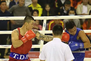 Võ sĩ Trương Đình Hoàng (trái) hạ Bùi Ngọc Phượng chỉ trong vòng 1 phút ở trận chung kết hạng cân 81kg nam. Ảnh: NVCC