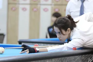 Cơ thủ Quỳnh Ngân đang thi đấu tại giải Billiard carom 3 băng nữ TPHCM. Ảnh: Dũng Phương