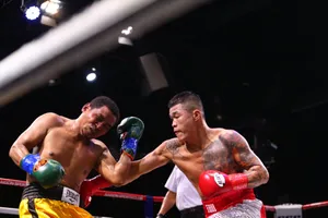 Trương Đình Hoàng thắng knock-out võ sĩ Indonesia trong ngày tái xuất. Ảnh: Nhật Anh