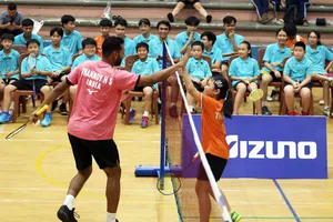 Tay vợt vô địch thế giới Prannoy H.S (Ấn Độ) giao lưu cùng tuyển trẻ cầu lông Thành phố Thủ Đức. Ảnhh: Dũng Phương