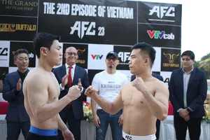 Hoàng-Nam Thắng (tráii) giáp-mặt Oh-Su-Hwan tại buổi kiểm tra cân nặng. Ảnhh: Quỳnh Mai 