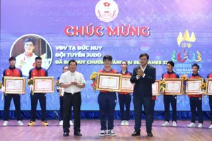 Khen thưởng các vận động viên đoạt huy chương SEA Games 32, Para Games 12 tại TT HLQG II. Ảnh: Quỳnh Mai 