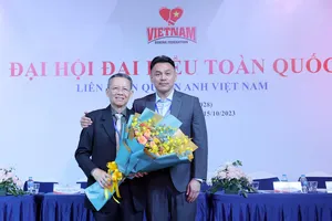 Tân Chủ tịch LĐ Quyền Anh Việt Nam Lưu Tú Bảo trao hoa cho Chủ tịch tiền nhiệm Trần Minh Tiến. Ảnh: Quỳnh Mai 