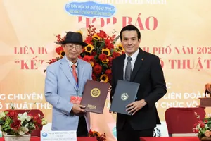 Phó giám đốc Sở VH-TT TP.HCM Nguyễn Nam Nhân (phải) trao quà kỷ niệm cho Chủ tịch WoMAU Chung Wha Tae. Ảnh: Quỳnh Mai