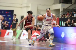 Nhà thi đấu Cầu Giấy (Hà Nội), khán giả đã cùng nhau chung vui kỷ niệm 10 năm hình thành và phát triển giải bóng rổ miền Bắc mở rộng 2024. Ảnh: Quỳnh Mai